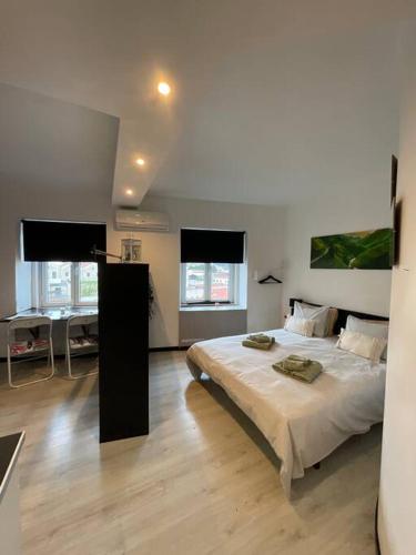 - une chambre avec un grand lit dans l'établissement Apartamento t0 com vistas para o DOURO, à Vila Nova de Gaia