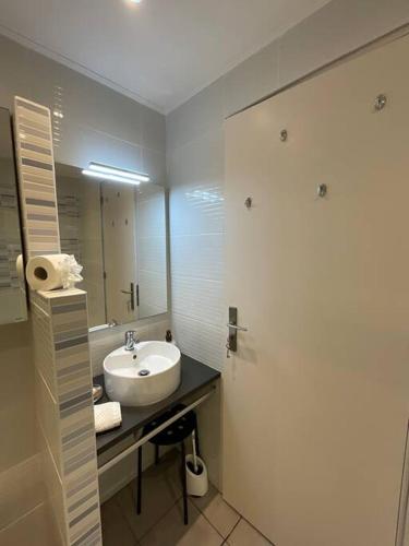 La salle de bains est pourvue d'un lavabo et d'un miroir. dans l'établissement Apartamento t0 com vistas para o DOURO, à Vila Nova de Gaia