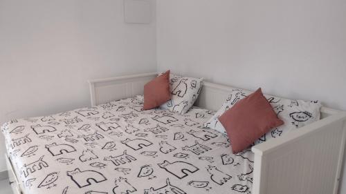 un letto con lenzuola e cuscini bianchi e neri di Fioccohause a Besanigo