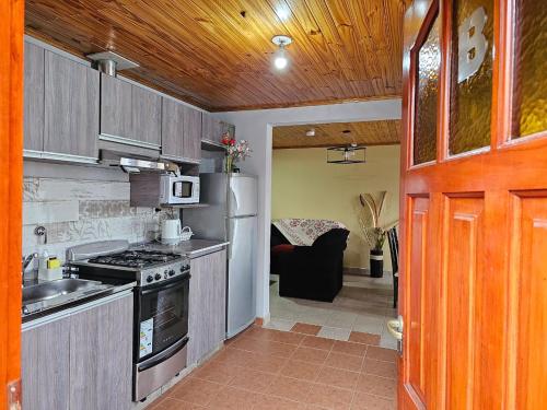 uma cozinha com um fogão e um frigorífico em La Herradura de Ushuaia em Ushuaia