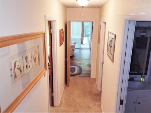 un corridoio con corridoio che conduce a una casa di Bryson City Creekside Home with Hot Tub- 3 bedroom-2 bath home a Bryson City