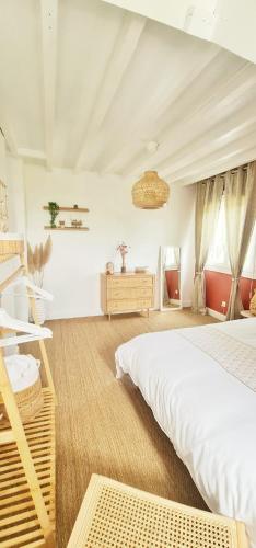 - une grande chambre avec 2 lits et un bureau dans l'établissement Ma Douce Bulle Piscine & Détente Villa partagée, à Saint-Léger-près-Troyes