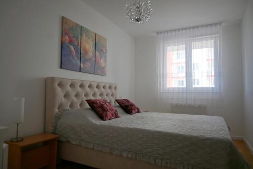 - une chambre avec un lit et 2 oreillers dans l'établissement SET apartment, à Sarajevo