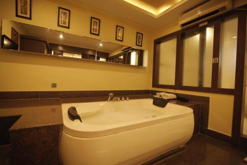 Ett badrum på Hotel KRC Palace
