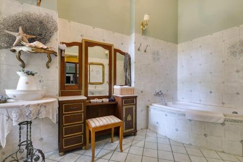 a bathroom with a tub and a sink and a bath tub at Palace Popowo Stare in Stare Popowo