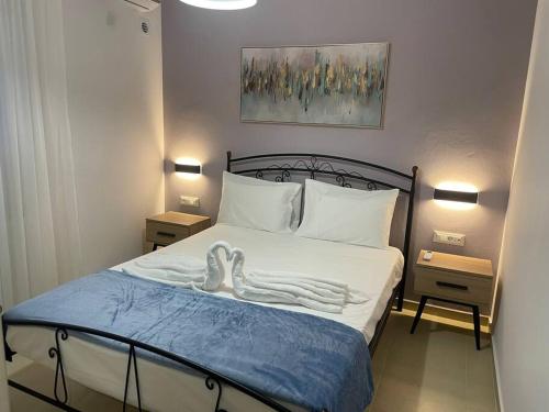 Un dormitorio con una cama con una toalla blanca. en Anastasia’s Home, en La Canea