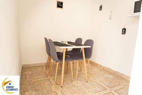 KOMODO ALOJAMIENTO- hostal autoservicio, ubicado cerca al centro - baño privado, wifi , cama 2x2 y agua caliente y cocina compartidaにあるテレビまたはエンターテインメントセンター