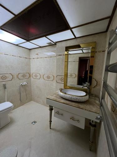 y baño con lavabo y espejo. en Genclik, en Baku