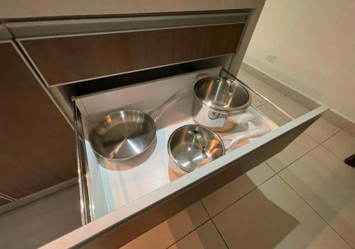 two metal pots and pans on a counter in a kitchen at Apartamento Acogedor en un entorno Natural in Santa Ana