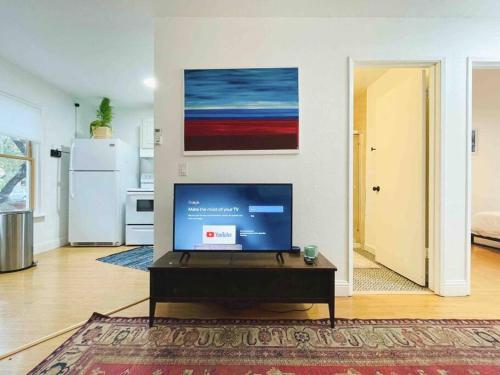 sala de estar con TV de pantalla plana sobre una mesa en Artist's retreat near the heart of the city en Sacramento