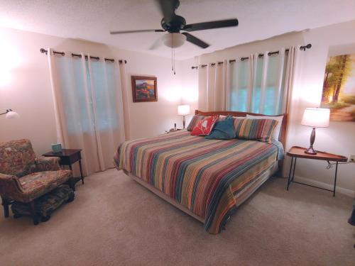 una camera con letto e ventilatore a soffitto di Bryson City Creekside Home with Hot Tub- 3 bedroom-2 bath home a Bryson City