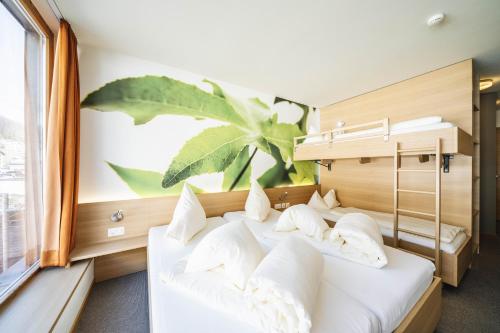 1 dormitorio con 2 camas y ventana grande en Smart-Hotel, en Samnaun