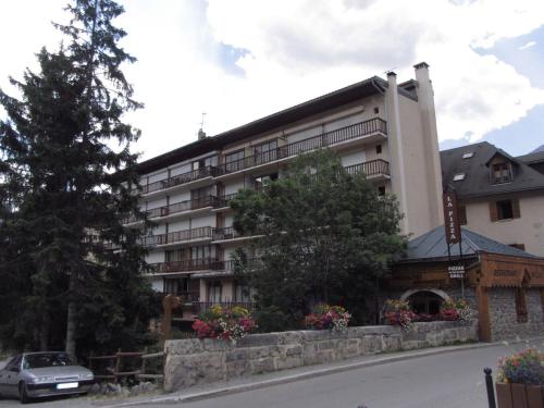 a building with a car parked in front of it at Studio Valloire, 1 pièce, 4 personnes - FR-1-263-57 in Valloire