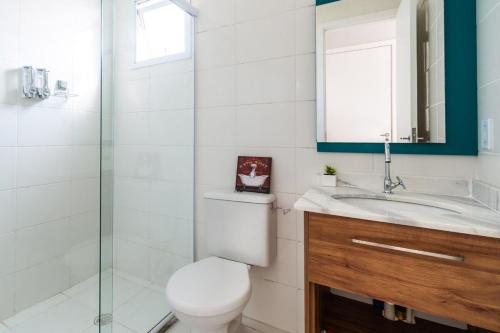 a bathroom with a toilet and a sink and a shower at Apartamentos De 2 Dormitório Com Garagem Vila Prudente Metro Tamanduateí in Sao Paulo