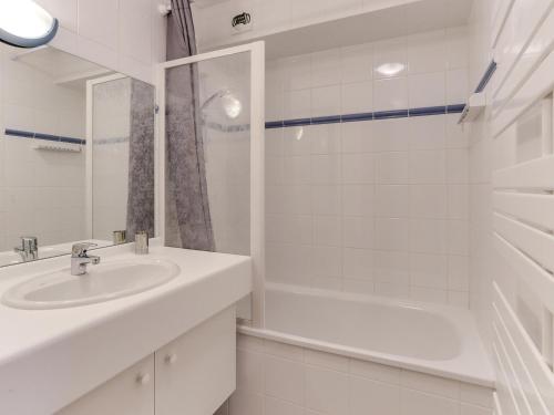 Ένα μπάνιο στο Appartement rénové 4 pièces, 8 pers, près des pistes, Vallandry, parking, balcon sud - FR-1-411-154