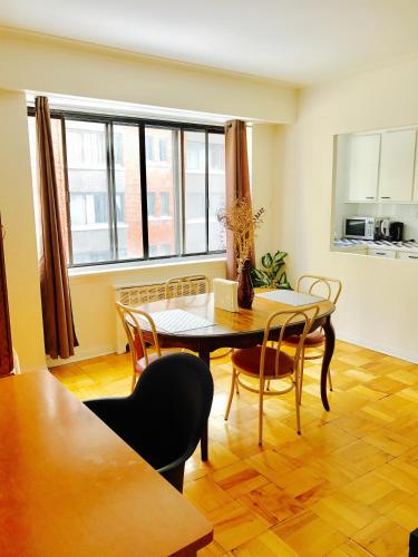 uma sala de jantar com mesa e cadeiras em Stylish Montreal Apartment: Comfortable Stay in the Golden Square Mile em Montreal
