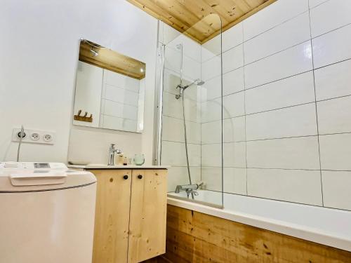 La salle de bains est pourvue d'une baignoire, d'un lavabo et d'une douche. dans l'établissement Appartement Tignes, 2 pièces, 6 personnes - FR-1-411-30, à Tignes