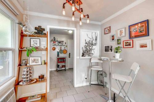 a room with a kitchen with a table and chairs at Smart Eclectic ART HOUSE near the beat in Sacramento