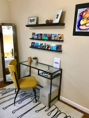 Gambar di galeri bagi Smart Eclectic ART HOUSE near the beat di Sacramento