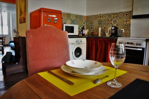 加普的住宿－La lanterne，一张桌子,上面放着盘子和一杯葡萄酒