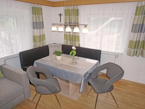 una sala da pranzo con tavolo e 2 sedie di Apartment Wennserblick by Interhome a Wenns