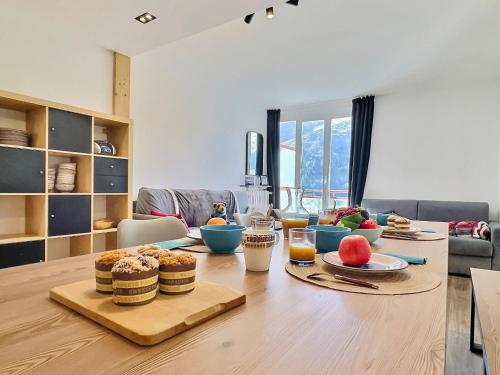 - une table avec de la nourriture dans le salon dans l'établissement Appartement 3 pièces pour 8 à Tignes, proche pistes, balcon, TV, lave-vaisselle, non-fumeur - FR-1-411-535, à Tignes