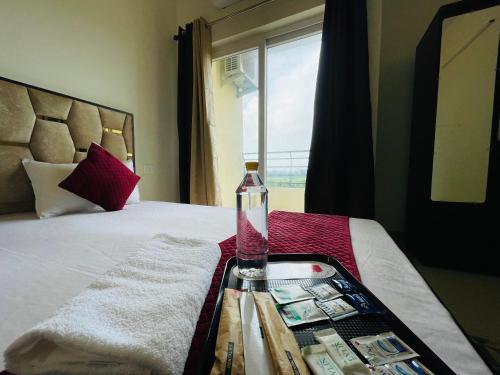 Letto o letti in una camera di Atulyam Stays Sushant Golf City