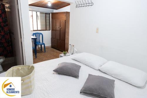 KOMODO ALOJAMIENTO- hostal autoservicio, ubicado cerca al centro - baño privado, wifi , cama 2x2 y agua caliente y cocina compartidaにあるベッド