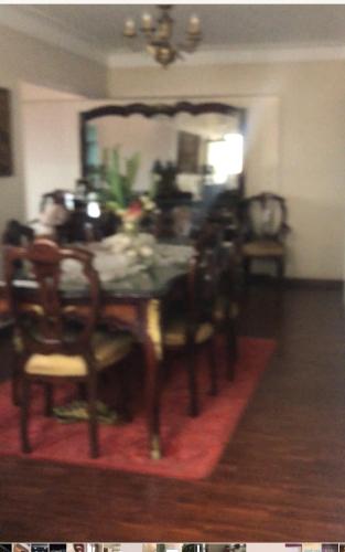 una sala da pranzo con tavolo e sedie di الاسكندريه وابور الميه ad Alessandria d'Egitto