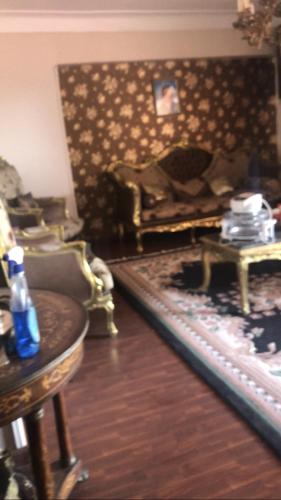 - un salon avec un canapé et une table dans l'établissement الاسكندريه وابور الميه, à Alexandrie