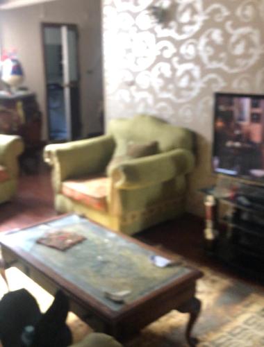 - un salon avec un canapé et une table basse dans l'établissement الاسكندريه وابور الميه, à Alexandrie