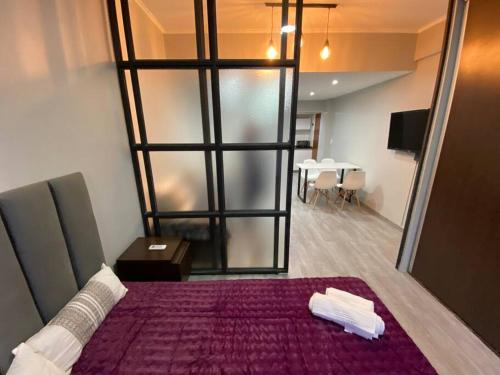 um quarto com uma cama com um cobertor roxo em Cares Apartament Castelar em Castelar