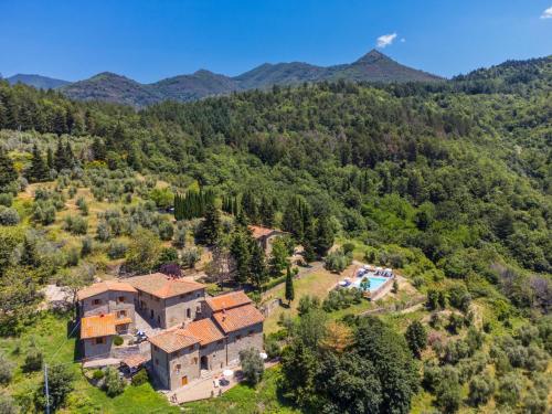 una vista aérea de una casa en las montañas en Holiday Home La Torre by Interhome, en Reggello