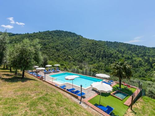 una imagen de una piscina en un complejo en Holiday Home La Torre by Interhome, en Reggello