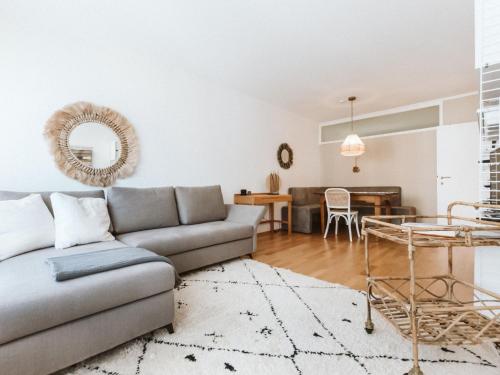 salon z kanapą i stołem w obiekcie Apartment Tauernspirit by Interhome w mieście Bad Gastein