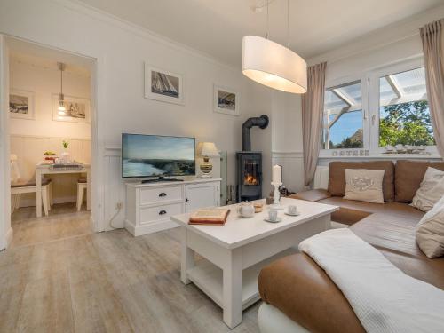 uma sala de estar com um sofá e uma mesa em Ostseeklang em Zingst