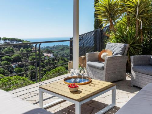 Un patio con una mesa y sillas en un balcón. en Holiday Home Floradise by Interhome, en Lloret de Mar