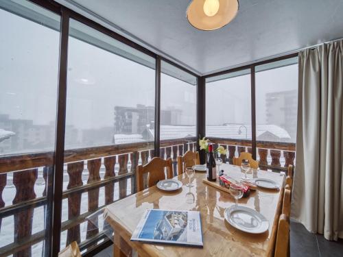 d'une salle à manger avec une table et quelques fenêtres. dans l'établissement Apartment Le Sérac-10 by Interhome, à Val Thorens