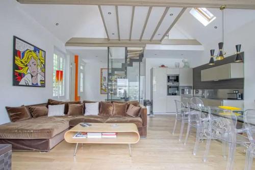 un salon avec un canapé et une table dans l'établissement Maison ensoleillée centre de deauville, à Deauville