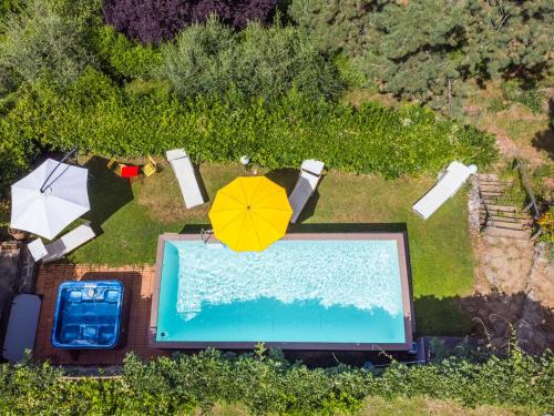 una vista aérea de una piscina con sombrilla amarilla en Holiday Home Ridaldi by Interhome, en Greve in Chianti