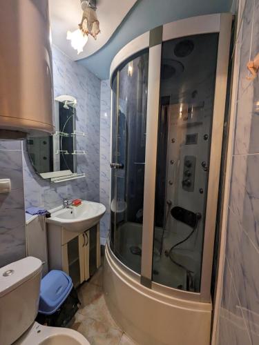 W łazience znajduje się prysznic, toaleta i umywalka. w obiekcie Apartament motel w Kiszyniowie