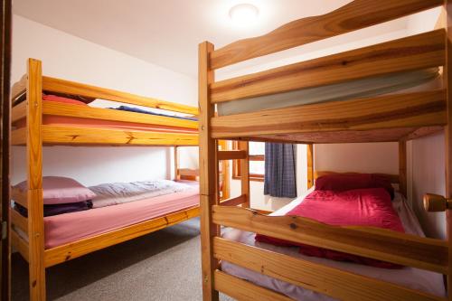 Postel nebo postele na pokoji v ubytování Blacksmiths Bunkhouse