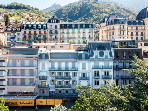 モントルーにあるApartment Le Jazz by Interhomeの山を背景にした一群の建物