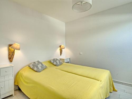- une chambre avec un lit jaune et 2 oreillers dans l'établissement Apartment Vue mer et Calme by Interhome, à Sarzeau