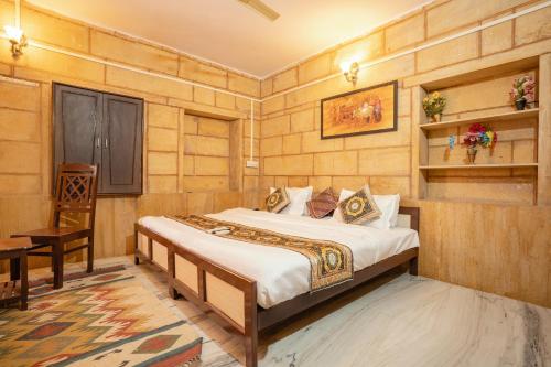 ein Schlafzimmer mit einem Bett und einem Tisch in einem Zimmer in der Unterkunft Hotel Classic Jaisalmer in Jaisalmer