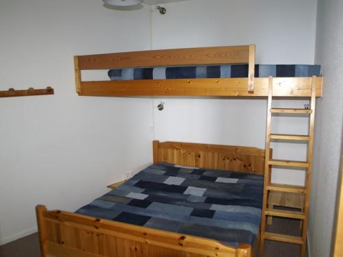 une chambre avec deux lits superposés et une échelle dans l'établissement 3 pièces au pied des pistes avec balcon - 2 chambres, parking, appareil à raclette - FR-1-557-5, à Les Adrets