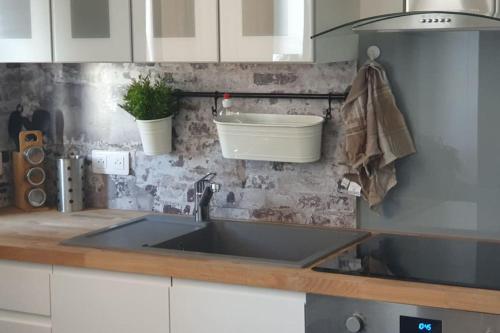 un bancone della cucina con lavandino e lavandino di Studio Hadda a Lempdes