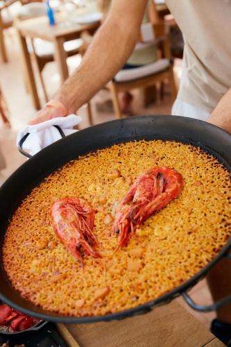 a pan filled with food with shrimp in it at Zel Mallorca in Palmanova