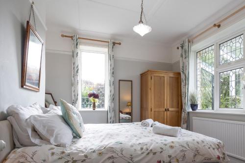 เตียงในห้องที่ 2 bed rural retreat set on the edge of Exmoor