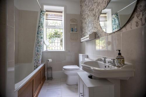 Vannituba majutusasutuses 2 bed rural retreat set on the edge of Exmoor